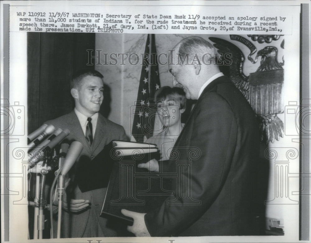 1967 Press Photo Dean Rusk Accepts Students Apologies