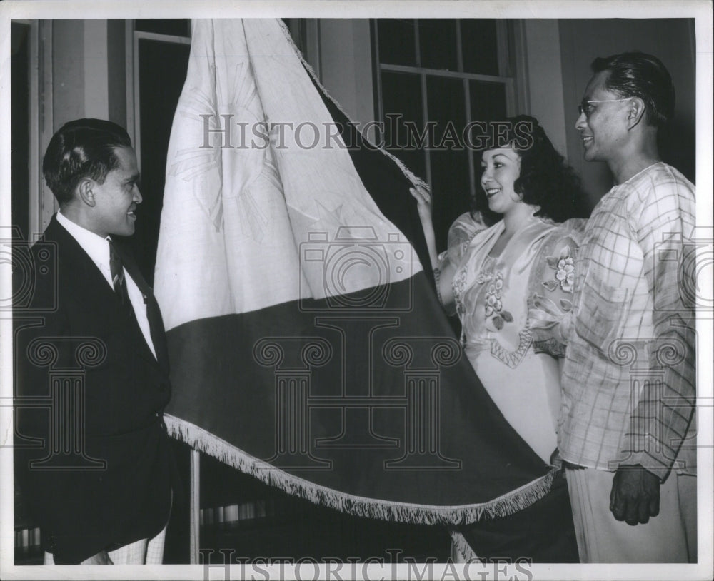 1946 Press Photo Philippines Flag Display Baebins Bibat - Historic Images