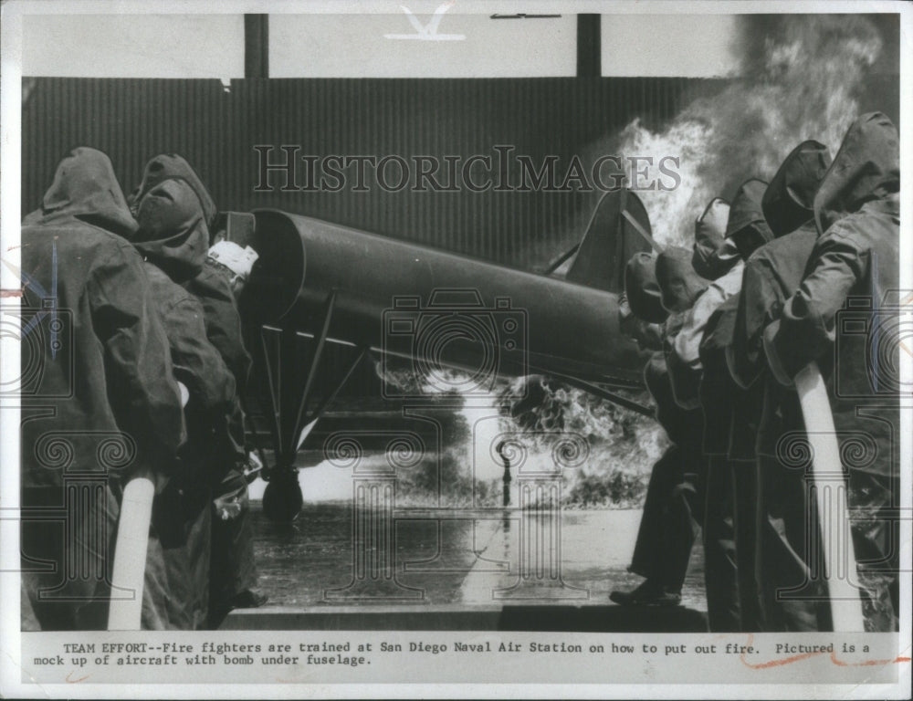 1967 Press Photo San Diego Naval Air Fire Fighters