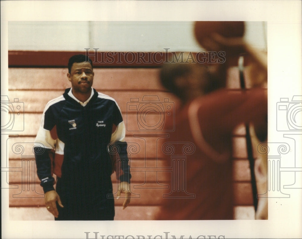 1992 Press Photo U Mens Coach Ricky Birdsong Practice - RRS83927 - Historic Images