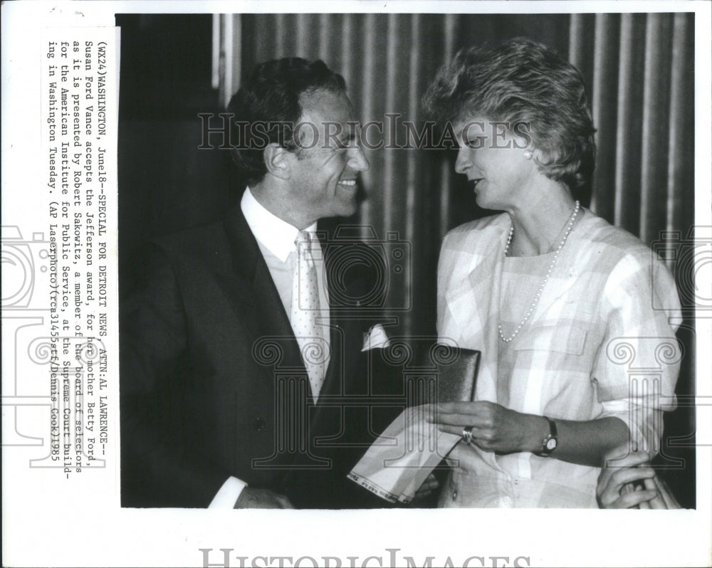 1985 Press Photo Ford Vance Accepts Jefferson Award