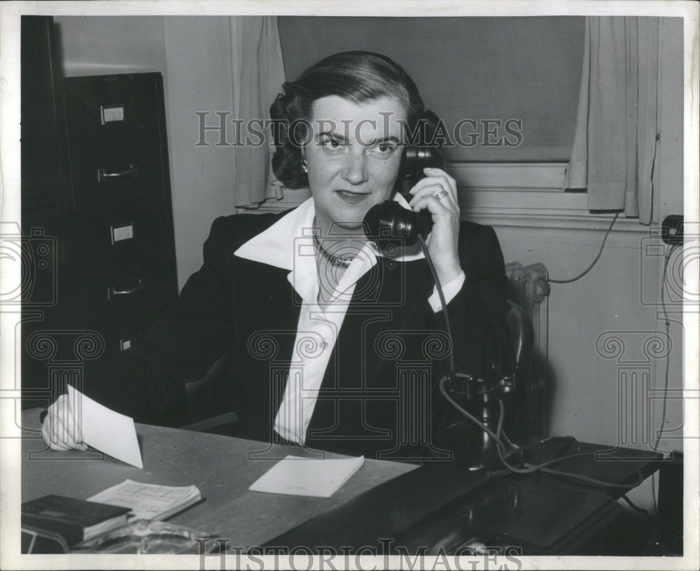 1946 Press Photo Mrs Sarter Sates Detroit Society Phone