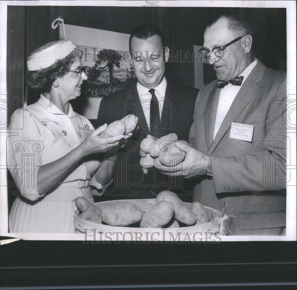 1961 Press Photo Potatoes Farmer Ford Efficiency Award