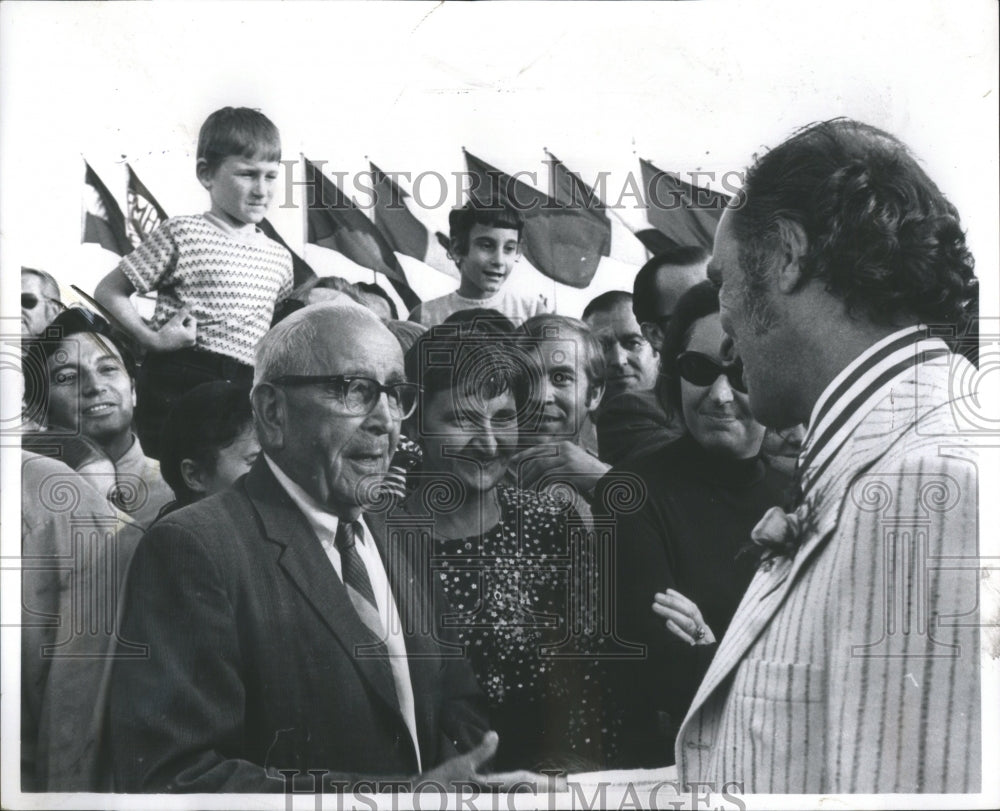 1972 Press Photo Pierre Trudeau Greeting Crowds Windsor