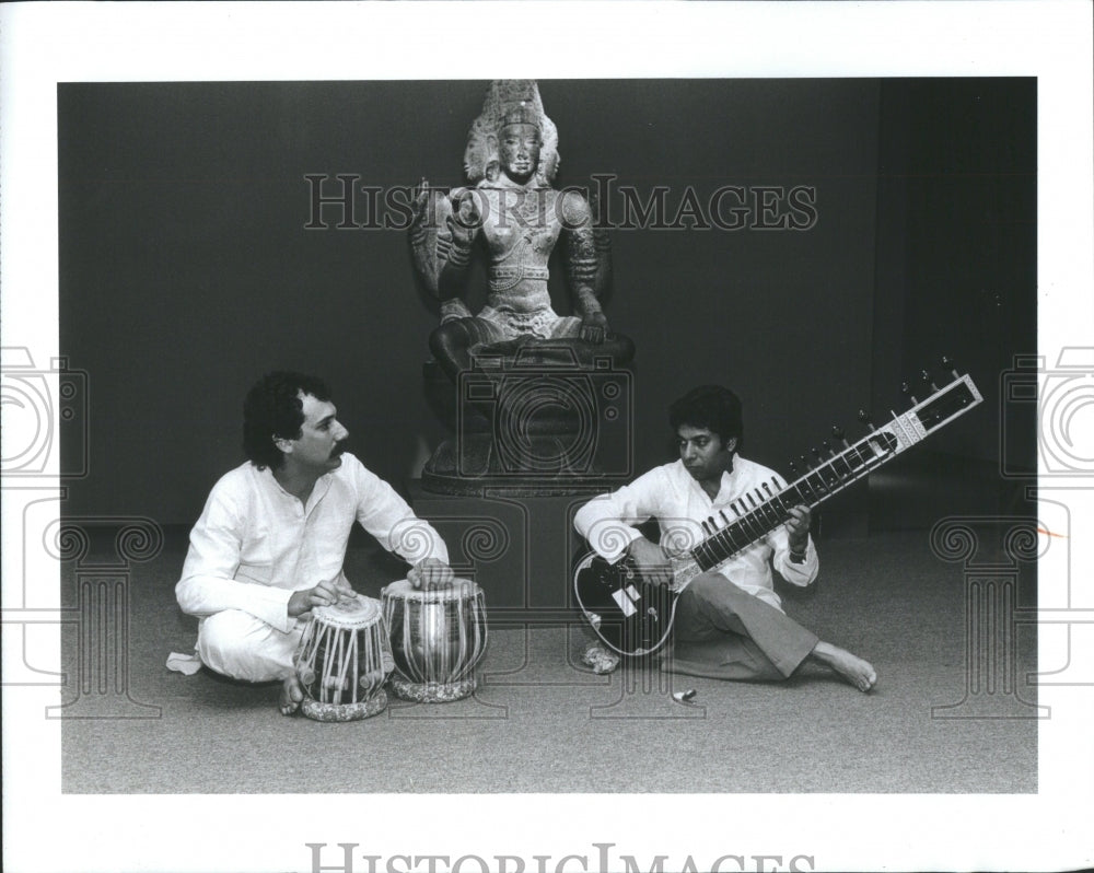 1987 Press Photo Detroit Tabla Player Sitarist