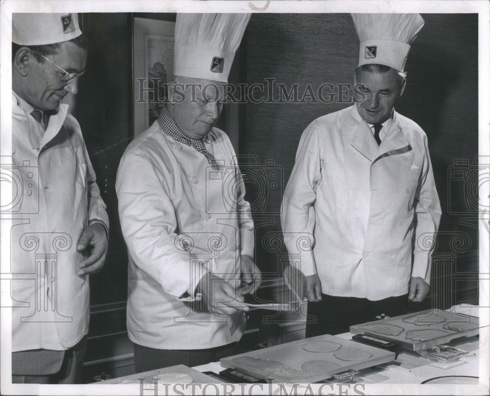 1969 Press Photo Walker L Lisler People Peineakis Guest