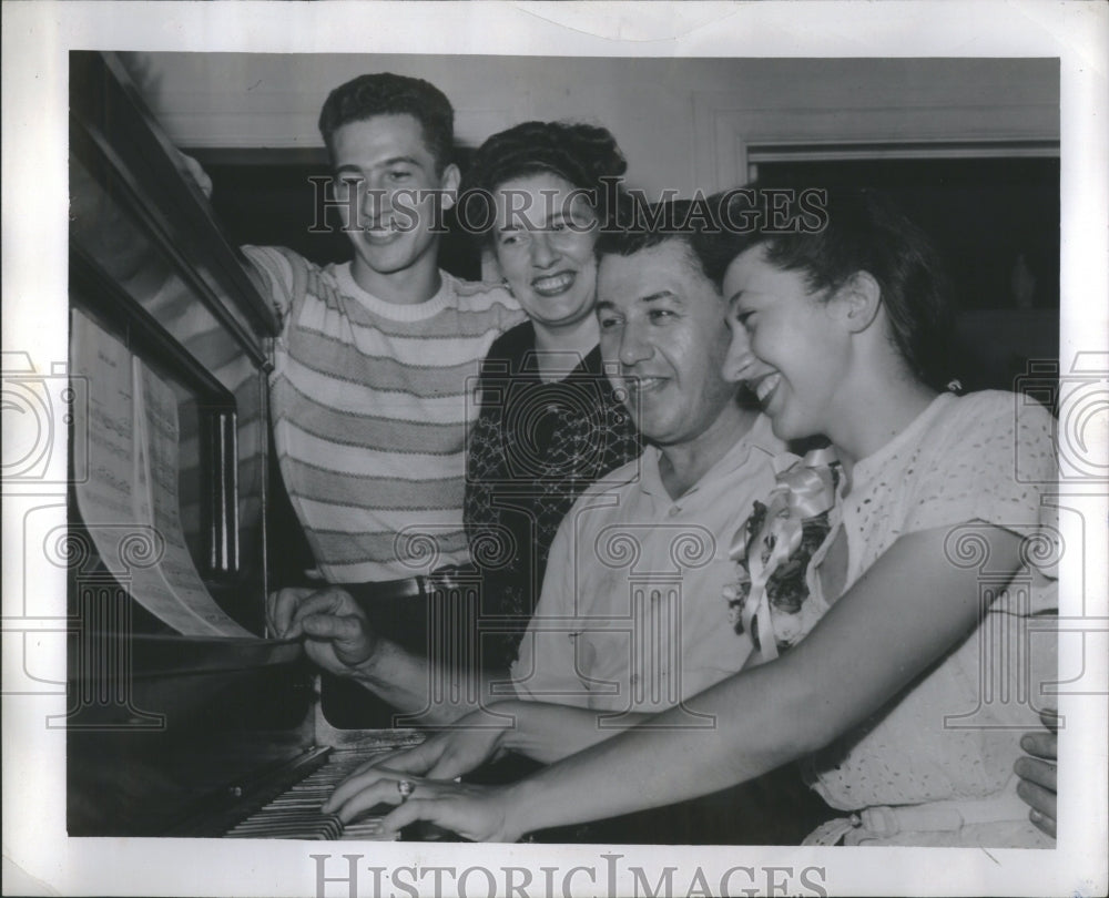 1947 Press Photo Doris Travani Piano Pose Family