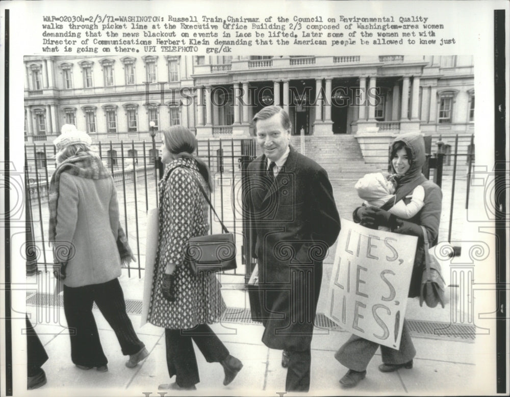 1971 Press Photo Chairman Train Walking Through Pickets