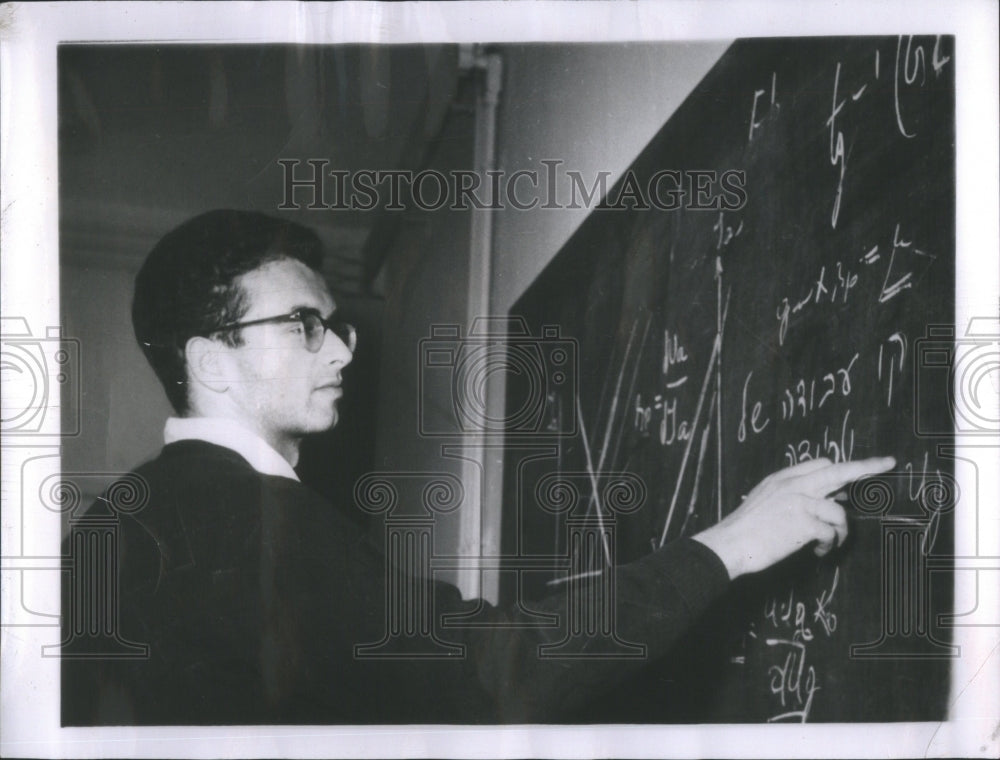 1959 Press Photo H. Trachtenberg works problem on board