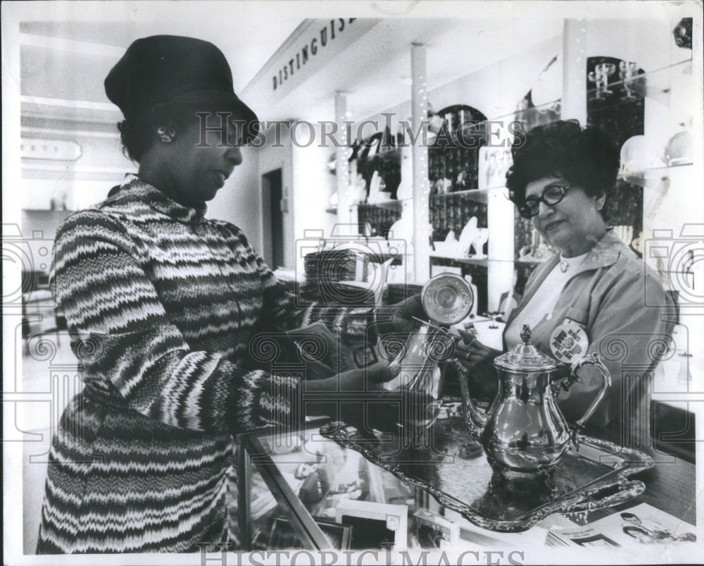 1972 Press Photo Women admire silver pot in S&amp;H store