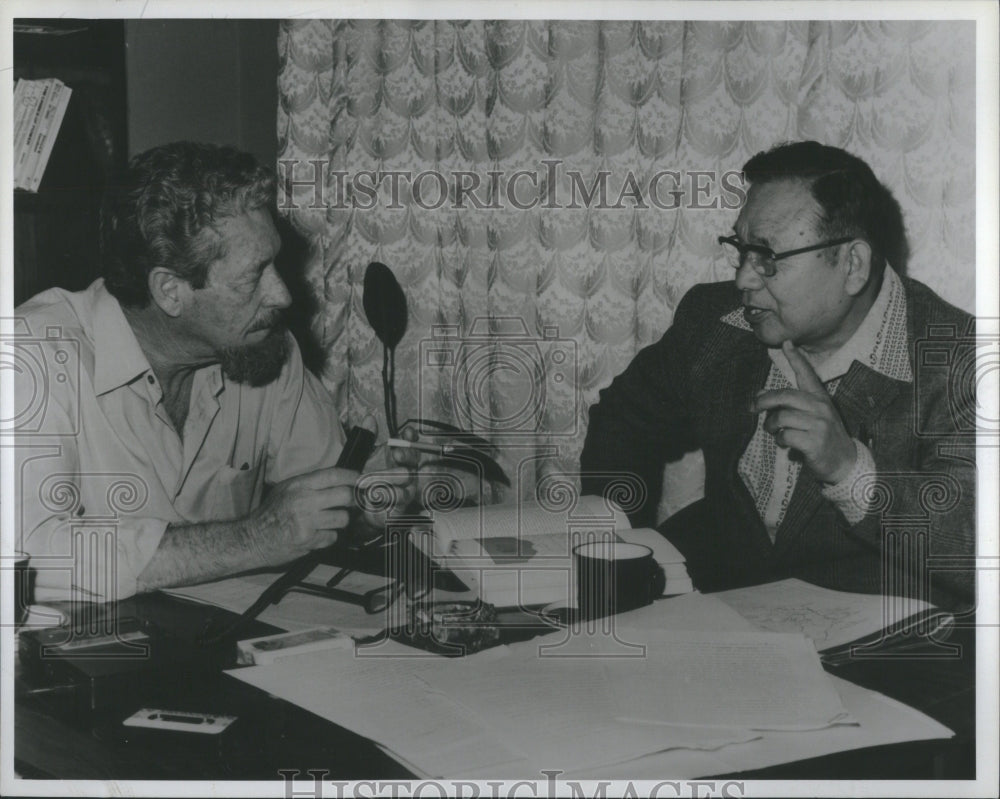 Press Photo Men records conversation