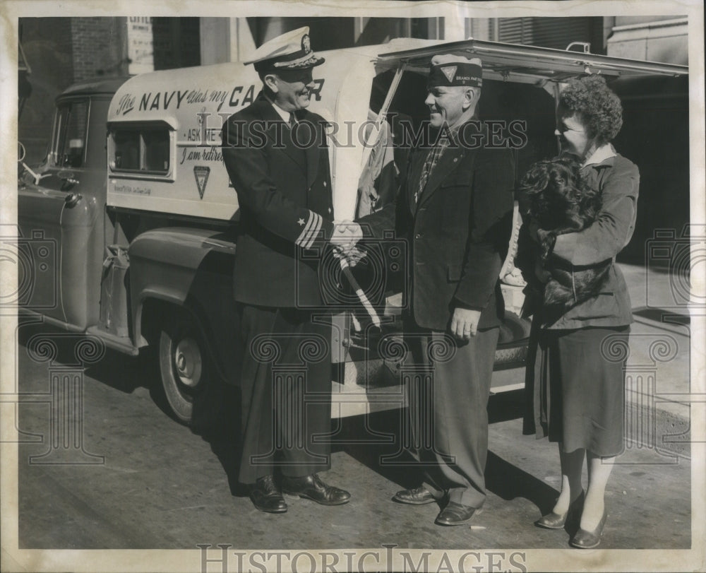 1955 Press Photo Com. Tellefsen welcomes Stomski Family