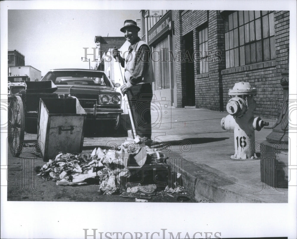 1974 Press Photo San Francisco Public Works Employee