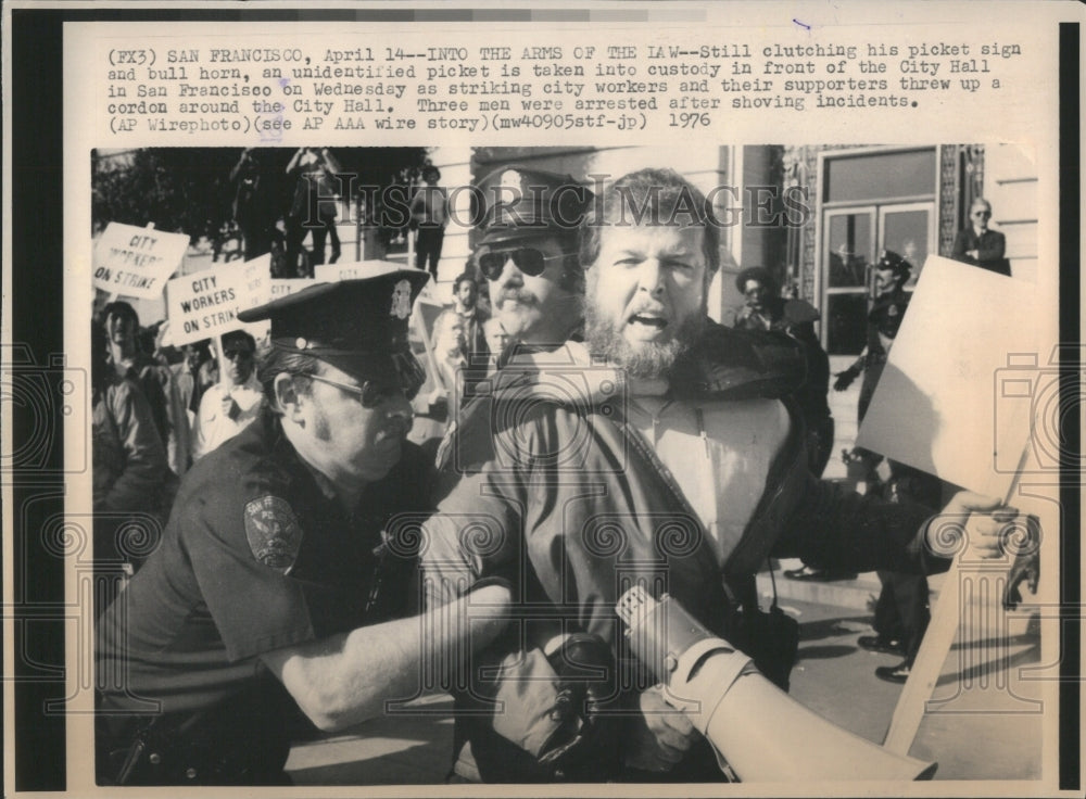 1976 Press Photo Custody Laws Picket Bull Horn Cloth