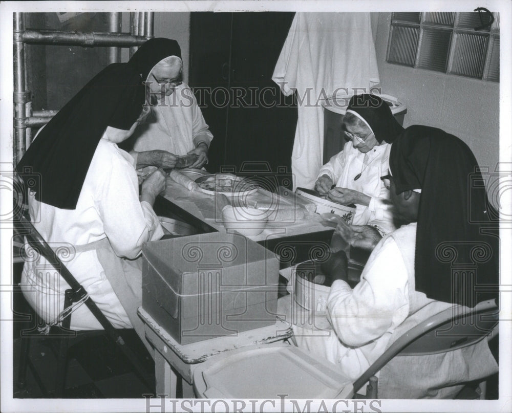 1978 Press Photo Catholic Orders Sisters Cross