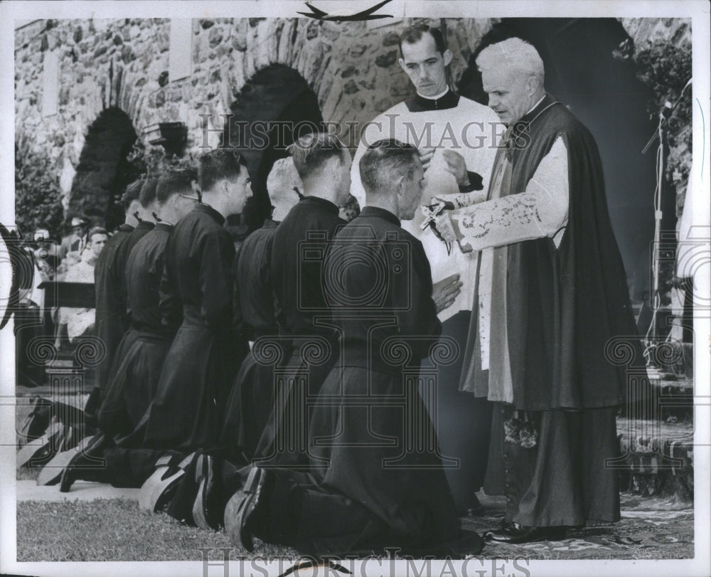 1961 Press Photo Japanese Buddhist Temple Bell Rings