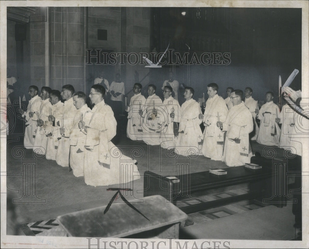 1958 Press Photo Catholic priest kneel before Sacrament