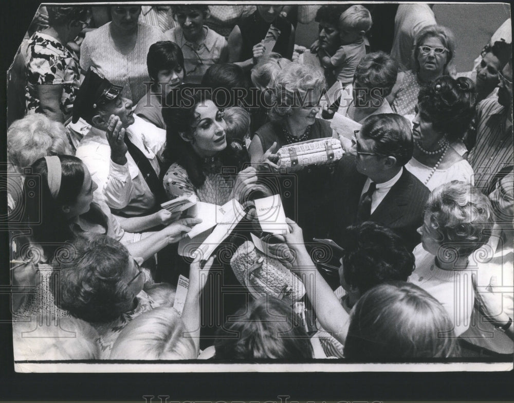 1971 Press Photo Carol Lawrence