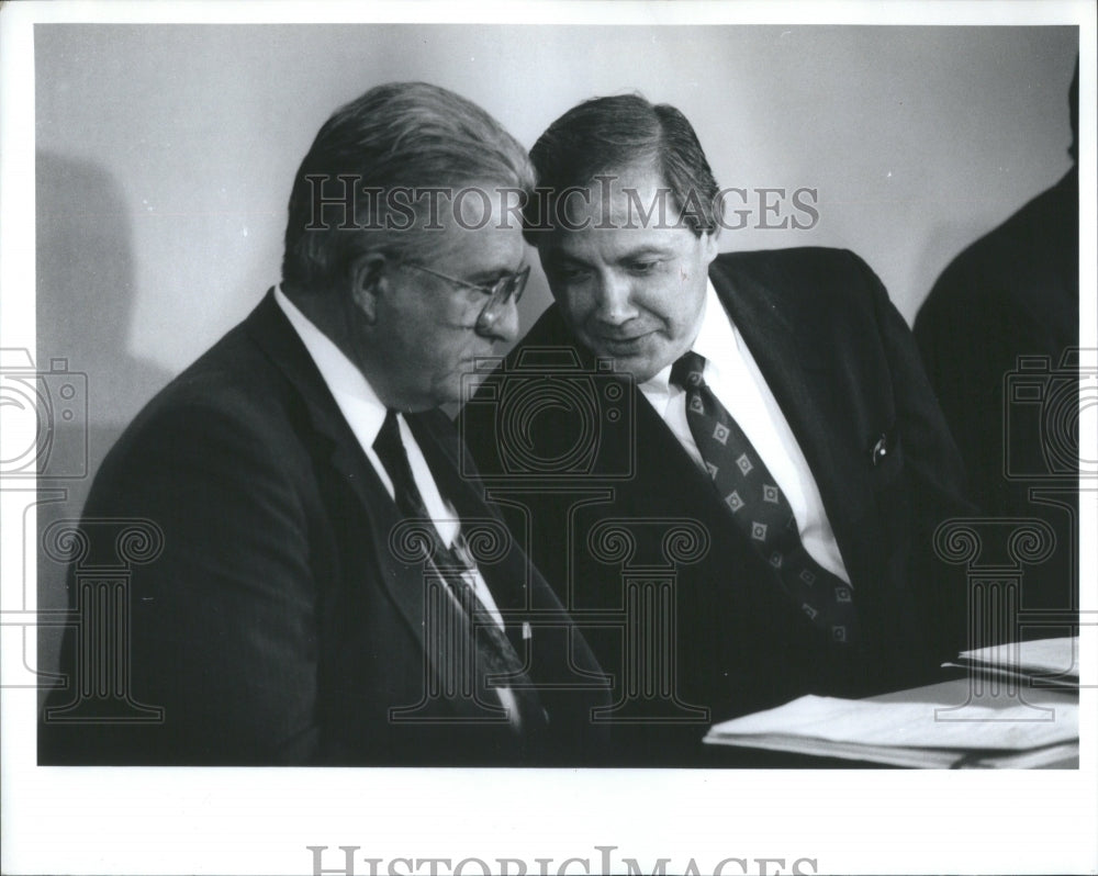 1991 Press Photo Businessmen talking