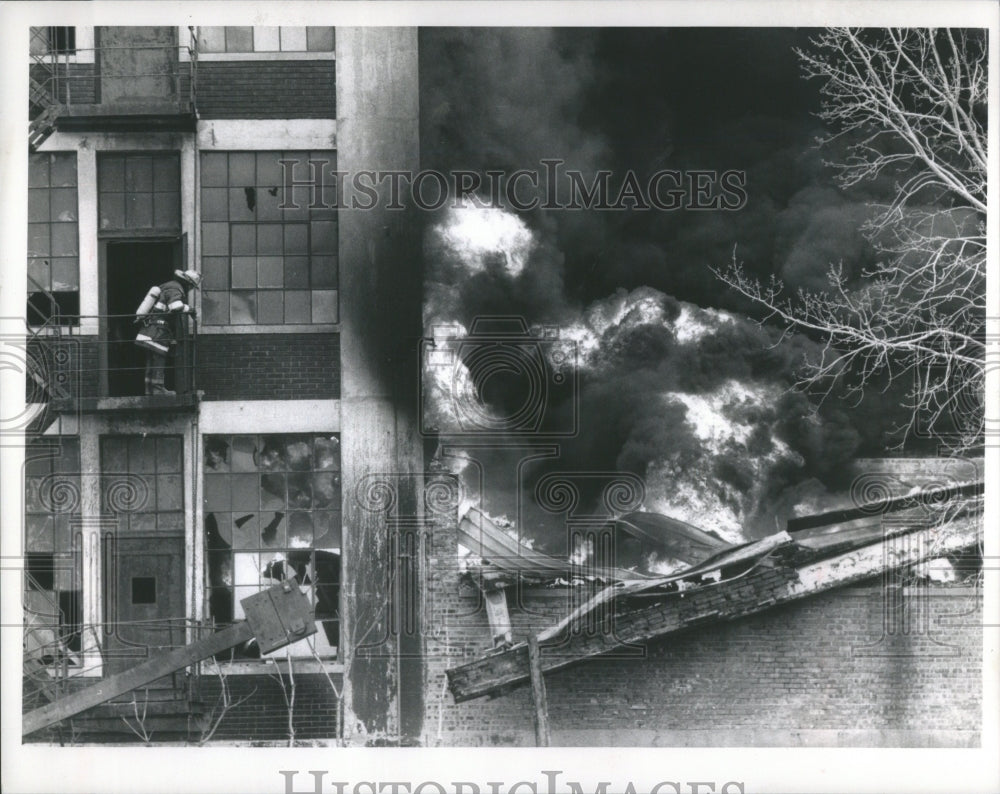 1985 Press Photo Dense Smoke Pours South Archer House