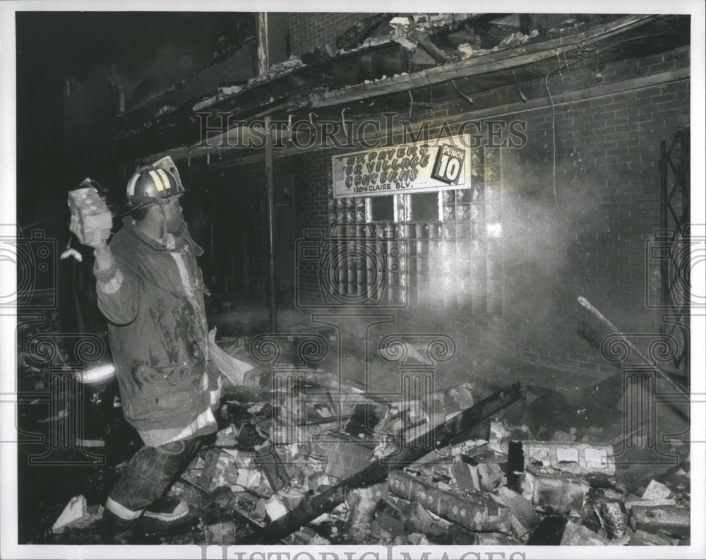 1989 Press Photo Blaze Building Firefighter Window