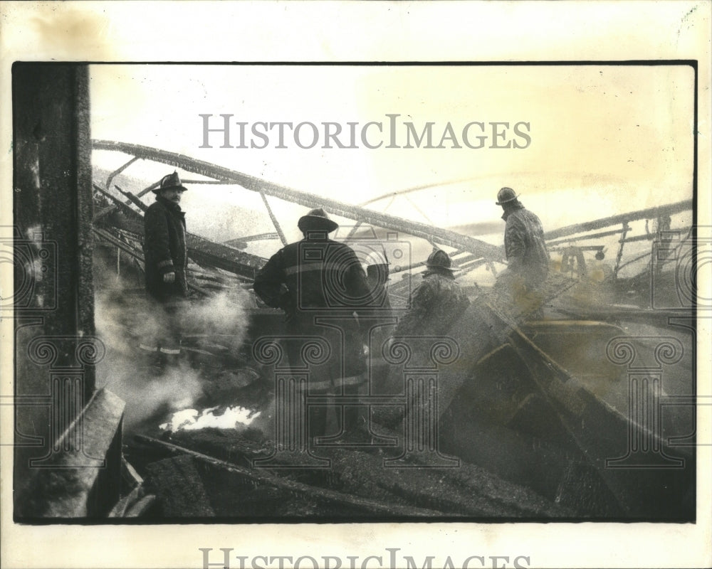 1981 Press Photo Firefighters Industrial Buildings Chek