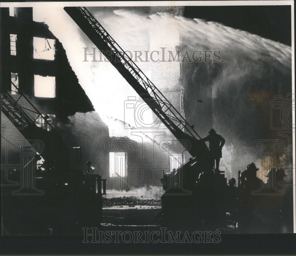 1980 Press Photo Fireman Battle Blaze Chicago