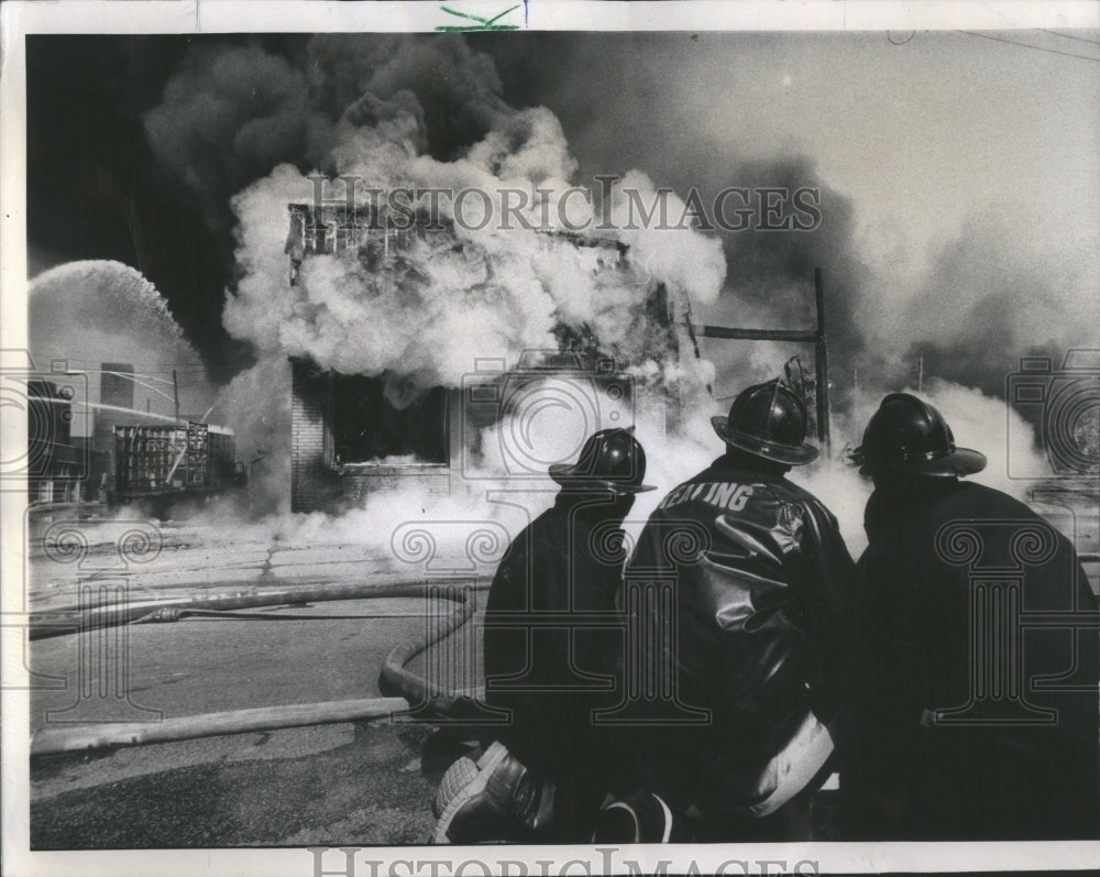 1974 Press Photo Firemen Smoke Flames Apollo Truck