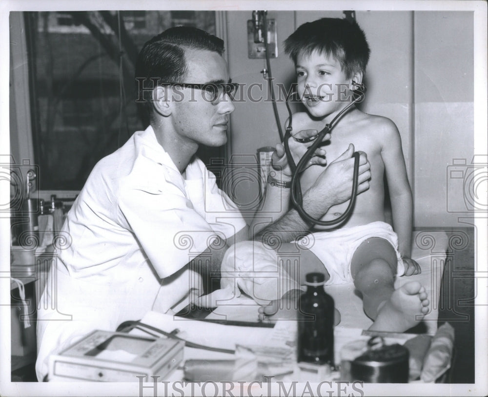 1958 Press Photo Dr John Rohmer Vincent Taranto Clinic