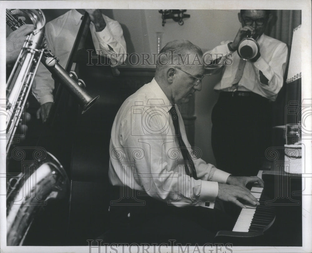 1958 Press Photo Doctors G Winifred Hurrisow D D S