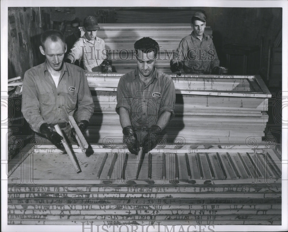 1961 Press Photo Doors Glned Recine Glue Workers