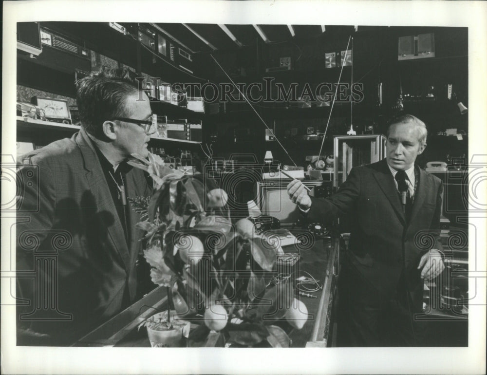 1972 Press Photo Frank Reynolds CR Wallace Wares