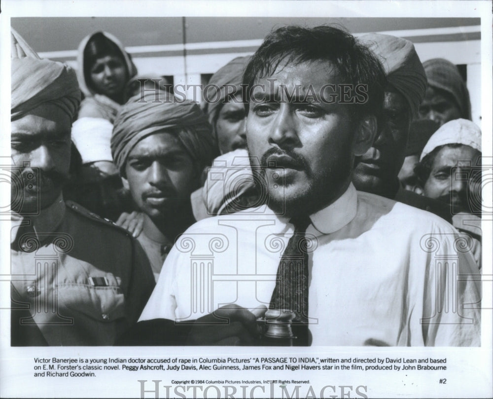 1985 Press Photo Victor Banerjee Indian Doctor Colombia