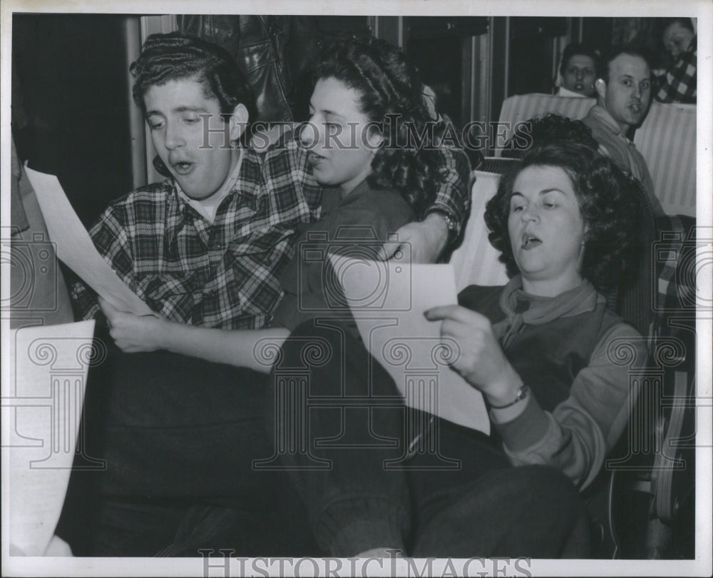 1948 Press Photo News Hekers Show Train Joe Green Mary