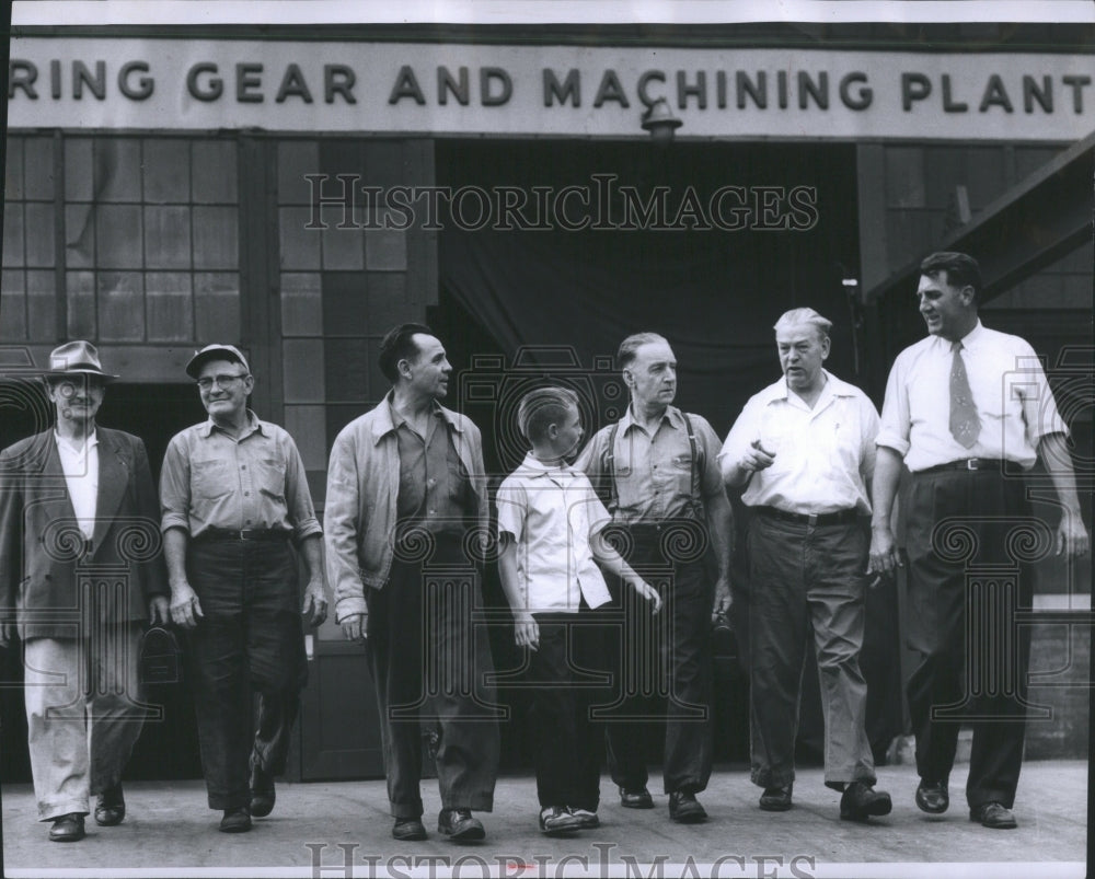 1956 Press Photo Bob Jackson Robert Plant Ride Home