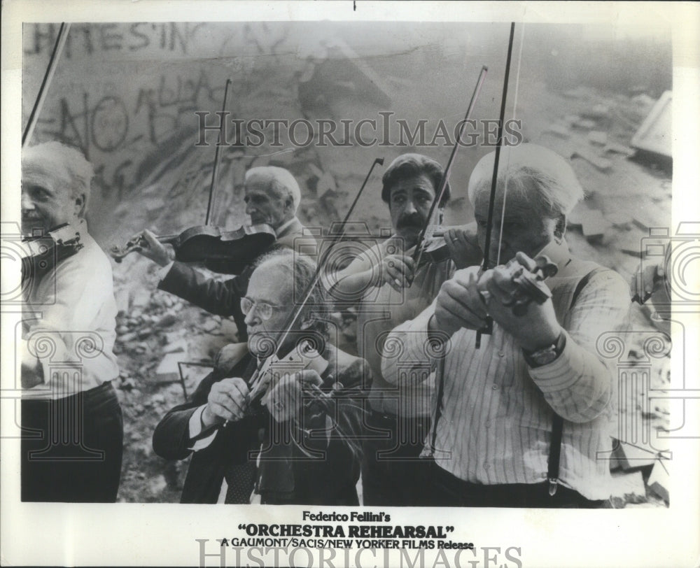 1980 Press Photo Fellin s Orchestro Rehearsol Facets