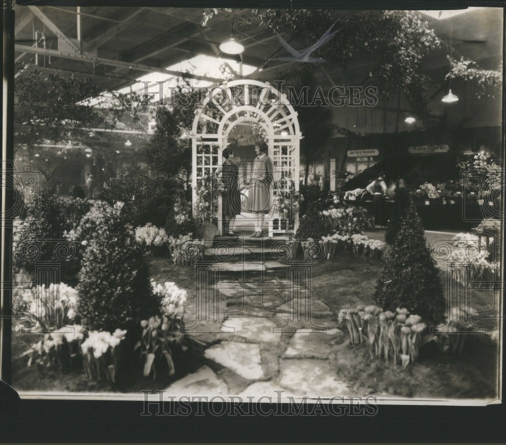 1987 Press Photo Woman Garden Flowers Detroit