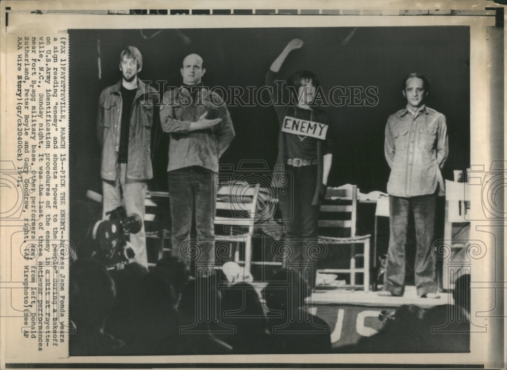 1971 Press Photo Enemy Actress Jane Ponda Wears Donald