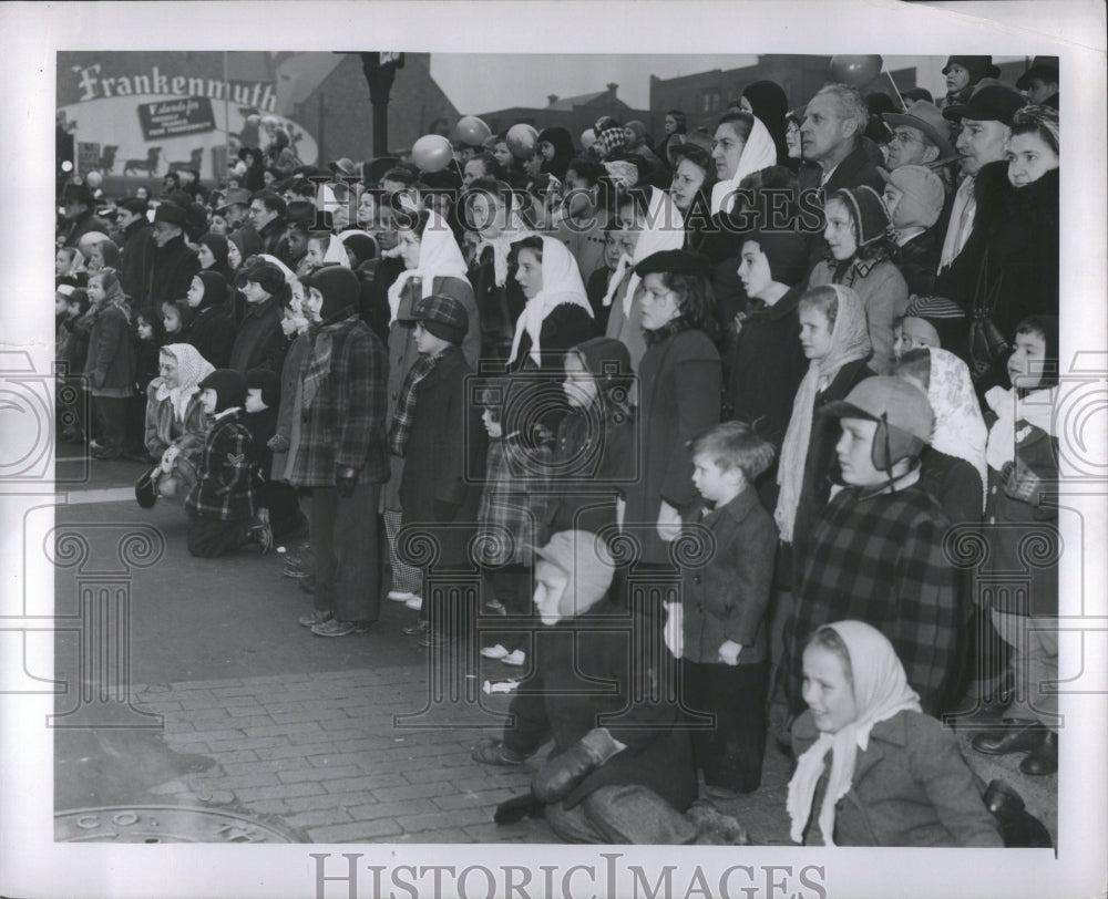 1946 Press Photo Detroit Crowds Outdoor