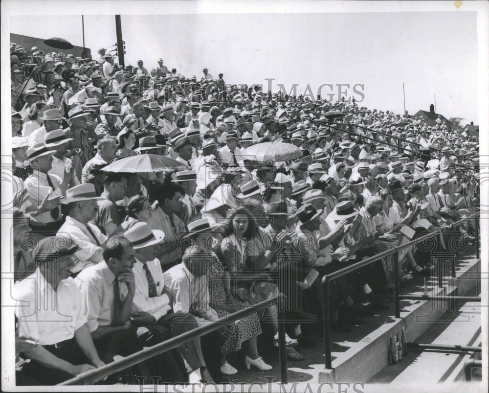 1943 Press Photo Crowds Detroit Outdoors