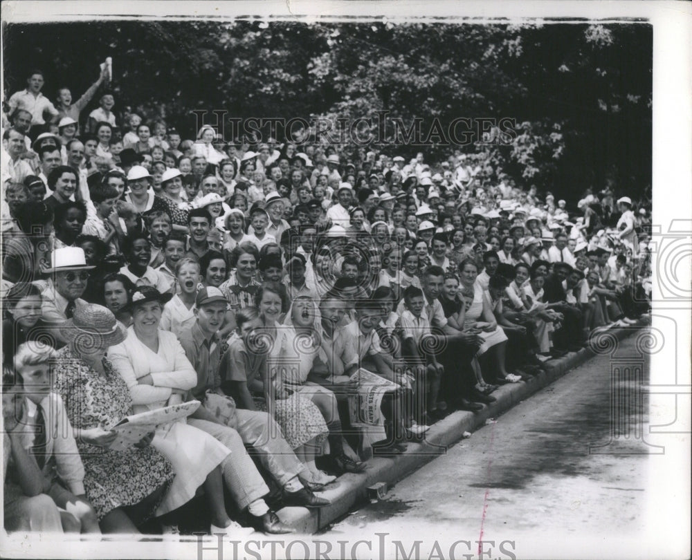 1936 Press Photo Outdoor Crowds at Detroit