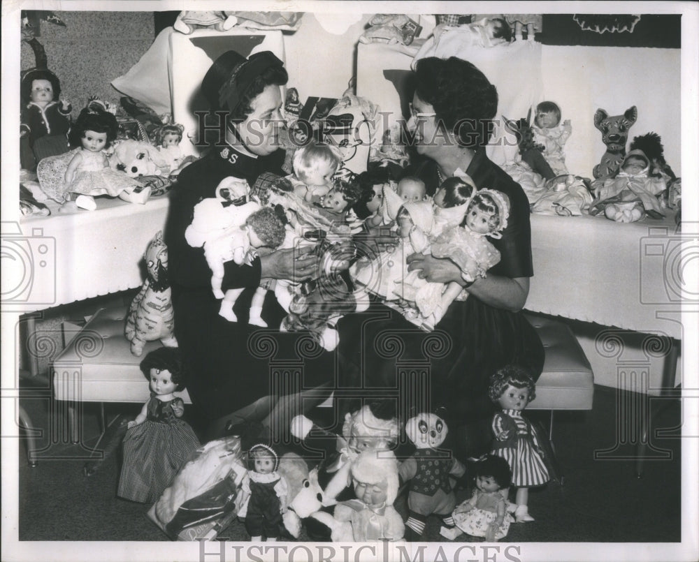 1982 Press Photo Maj. Esther Swanson and Harriet Agler