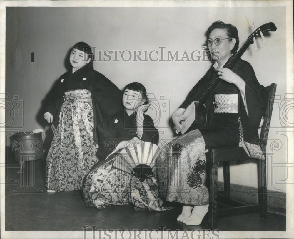 1957 Press Photo Lyn Watanabe and Donna Koyanagi