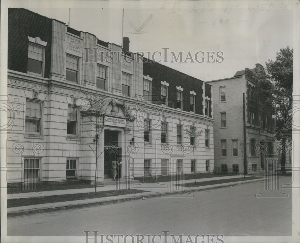 1944 Press Photo Army Free Dispensary Salvation Catheri