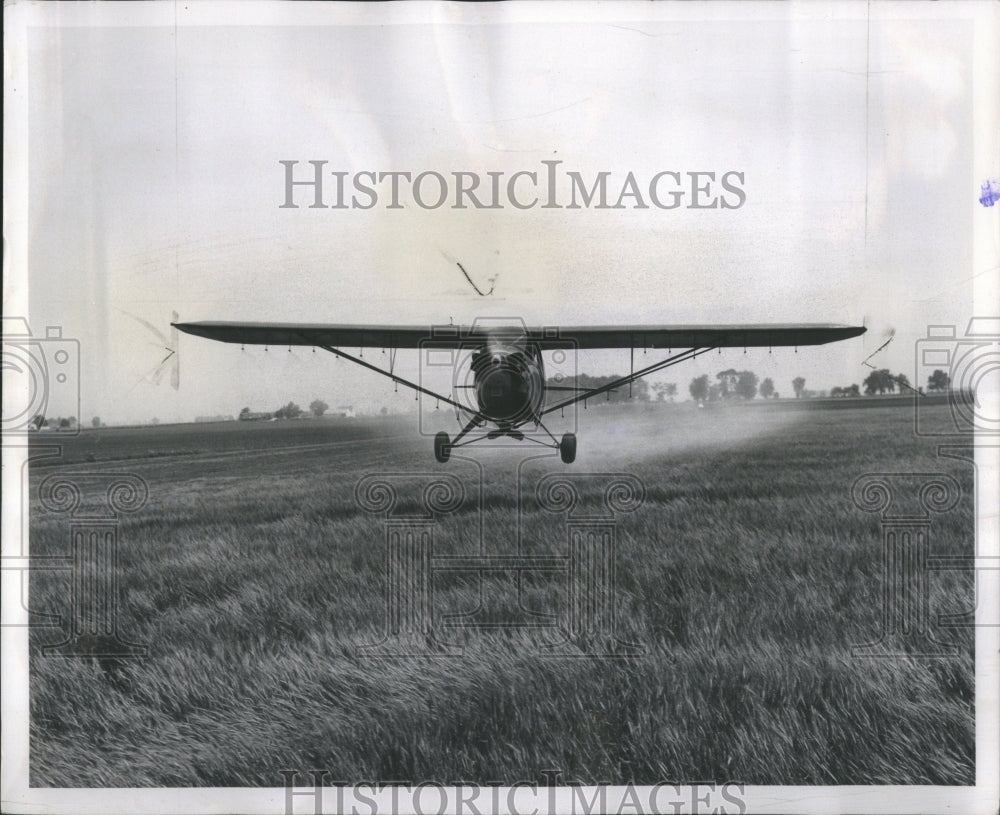 1958 Press Photo Vermilion County Farmer Sprays Worms - Historic Images