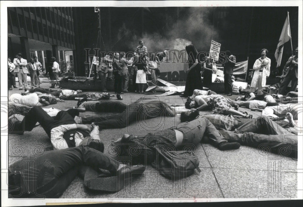 1980 Press Photo Kluczunski Federal Plaza Die Dramatize