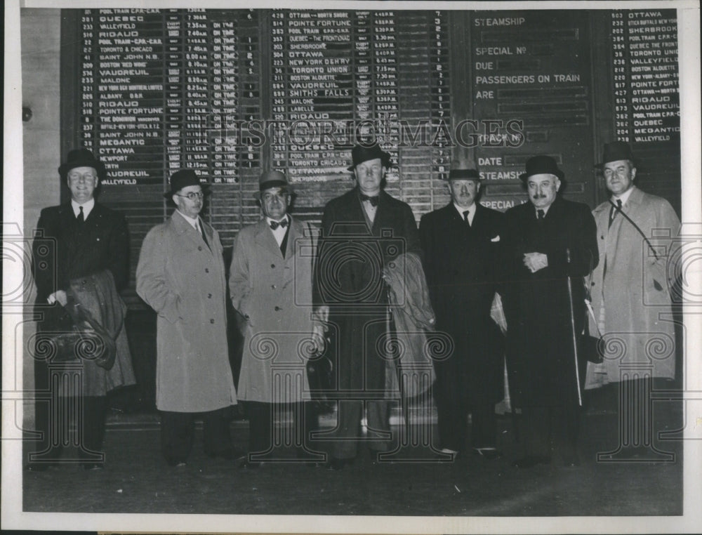Press Photo People Railway Station Coat Cap Dresses Board List