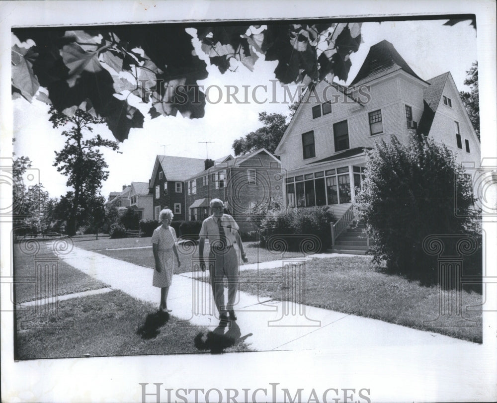 1980 Family Life House Beauty Gardens - Historic Images