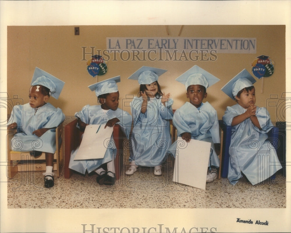 1992 Press Photo Glad Grads Lapaz Early Roosevelt