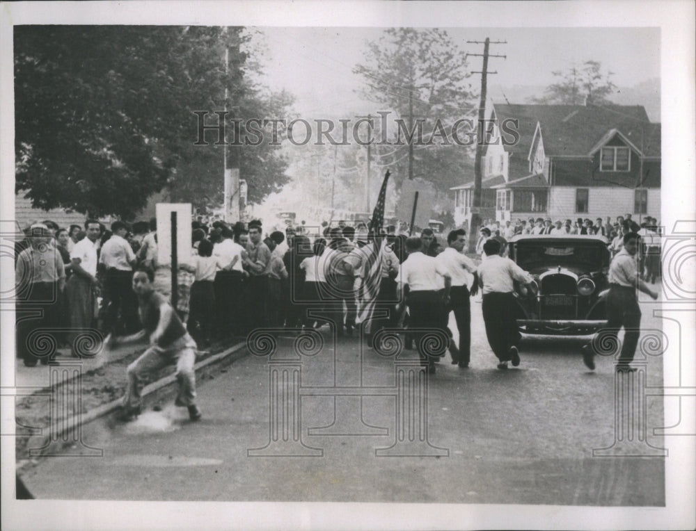 1937 Press Photo Police Throw Tear Gas At Picket Line